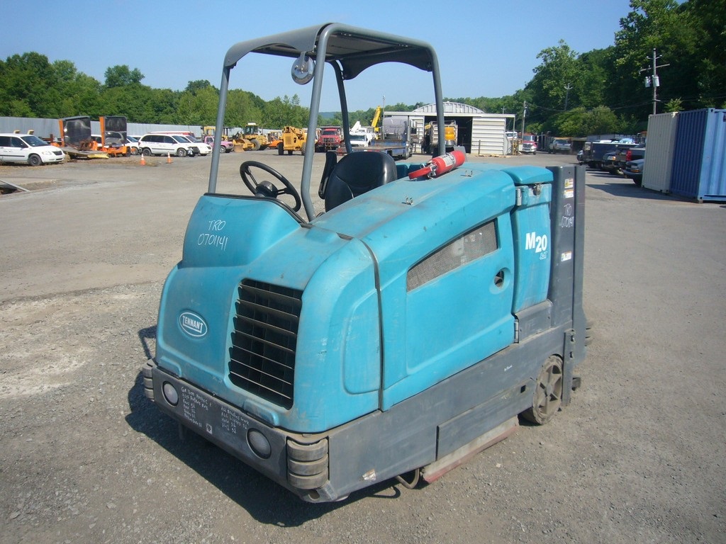 2009 Tennant M20 Sweeper Scrubber