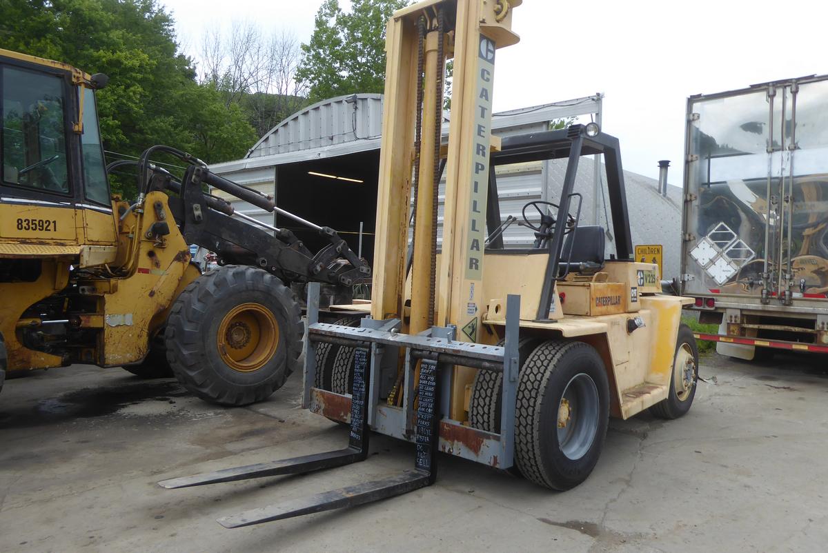 Caterpillar V225 Diesel Pneumatic Forklift